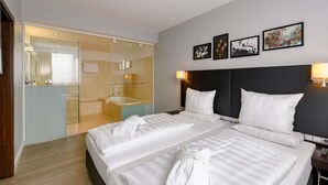 Suite – junior, 1 dobbeltseng (private bathroom with shower and tub) | Allergitestet sengetøy, safe på rommet og skrivebord