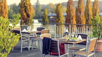 Aamiainen ja lounas; kansainvälinen keittiö, ulkoilmaravintola