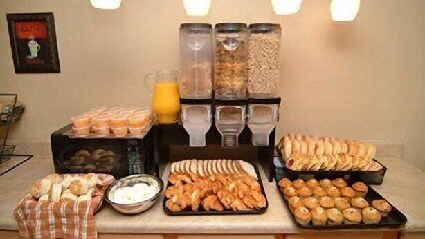 Un bufé de desayuno con diversos alimentos y bebidas.