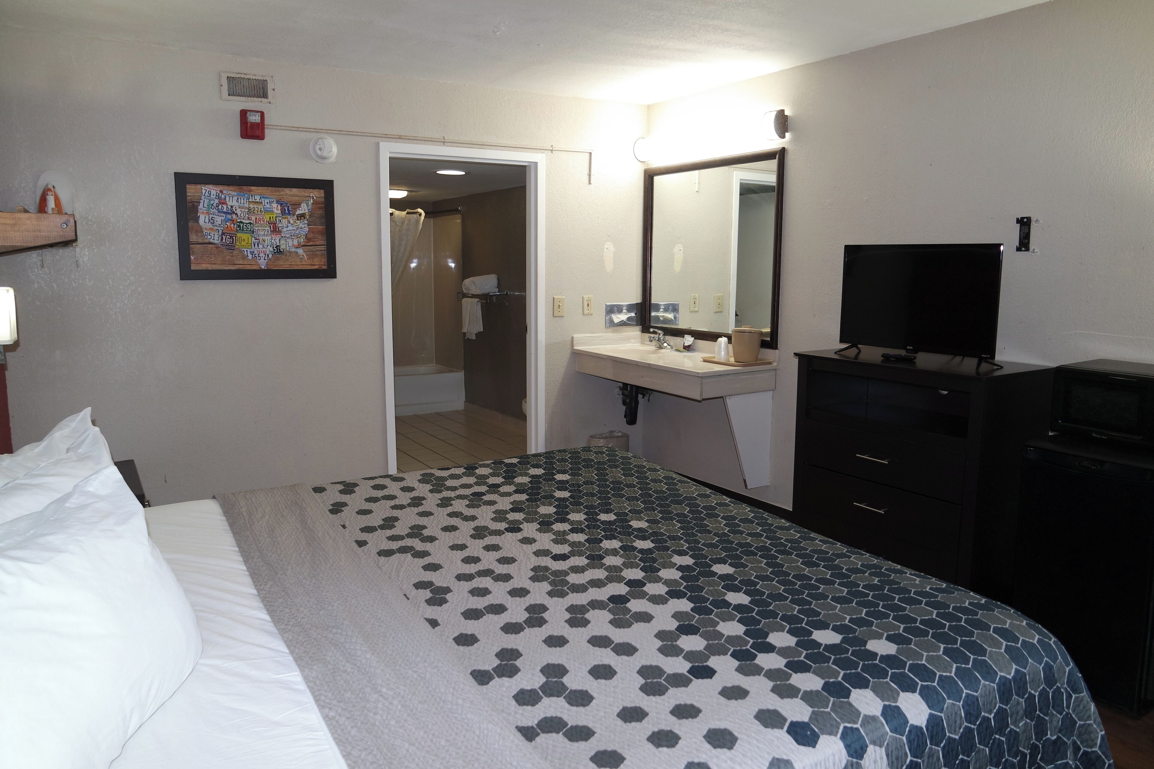 Room, 1 King Bed, Mobility Accessible, Non Smoking (Bathtub w/ Grab Bars)