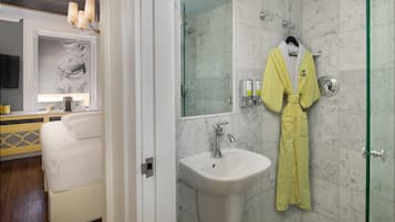 Douche, articles de toilette de luxe, sèche-cheveux, peignoirs