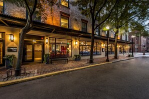 Front of property – evening/night - Staypineapple, A Delightful Hotel, South End (Boston)