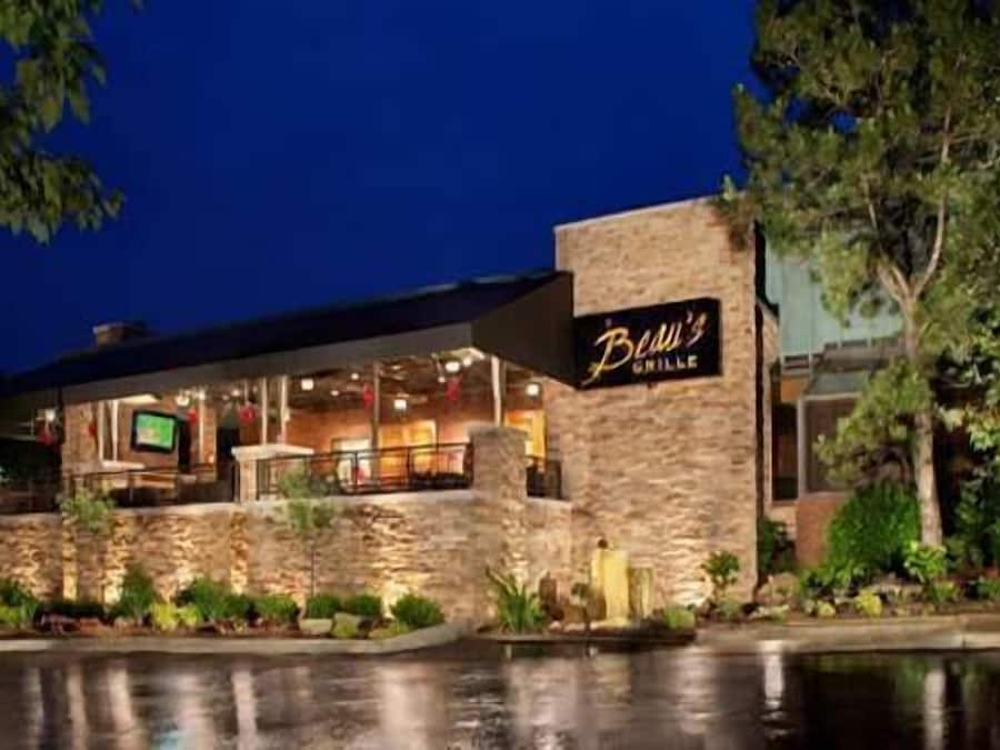 Breakfast, lunch, dinner served; American cuisine