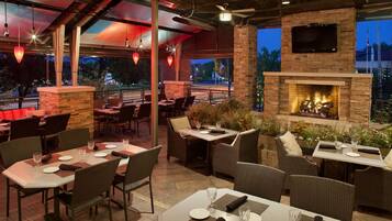 Breakfast, lunch, dinner served; American cuisine