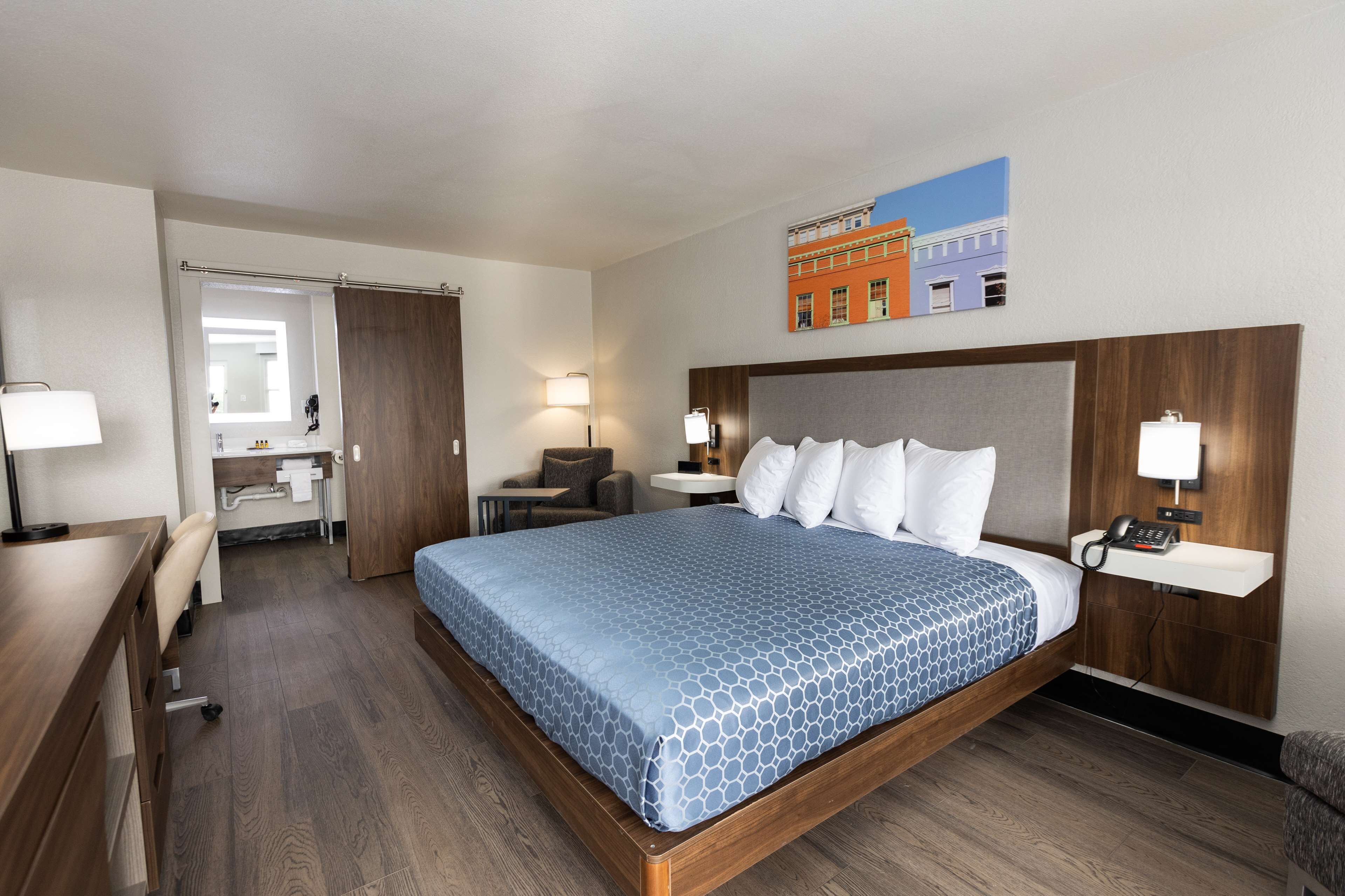 Desk, laptop workspace, WiFi (free), alarm clocks