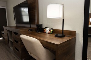 Escritorio, espacio para trabajar con laptop y wifi gratis