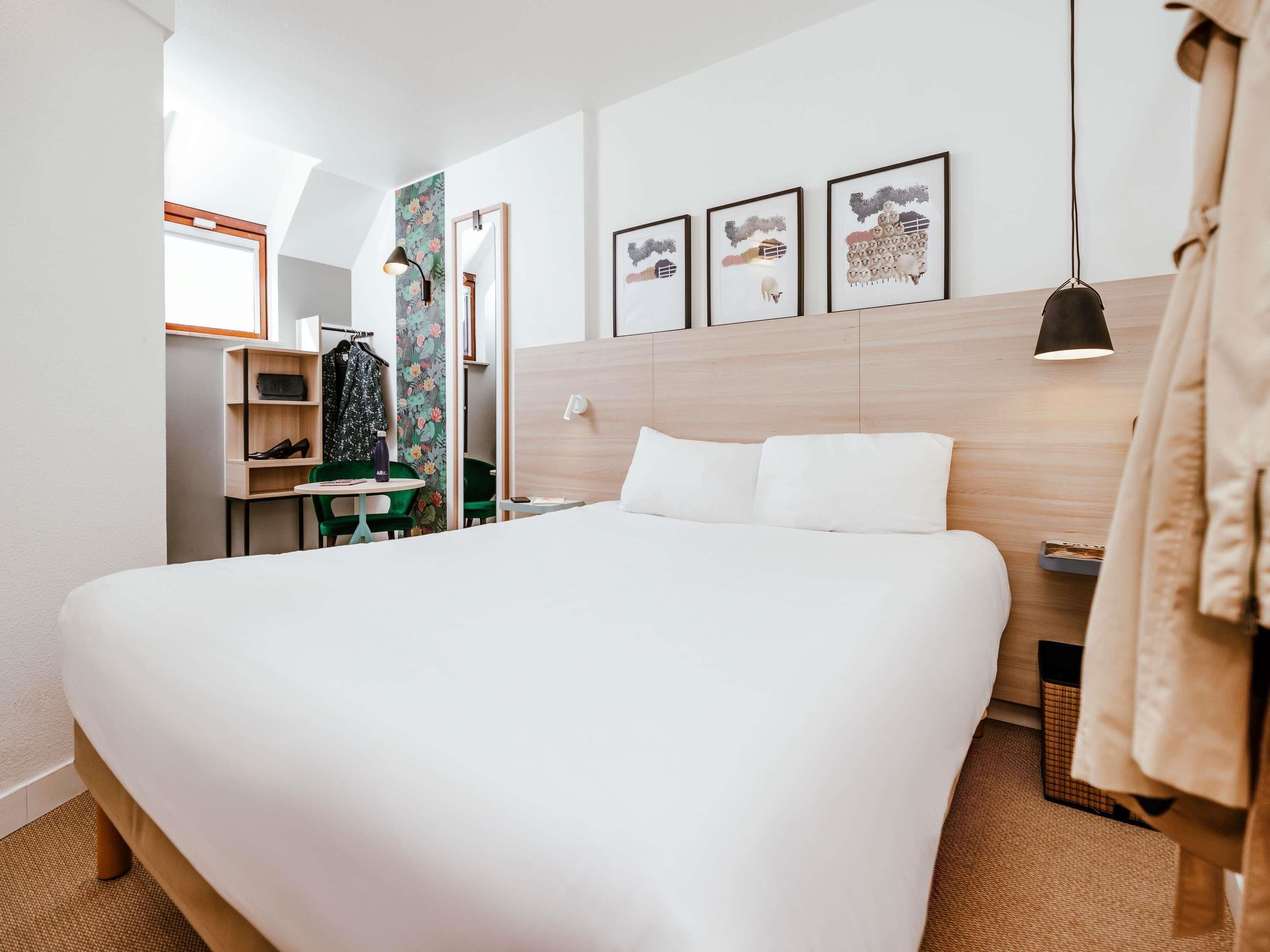 Habitación doble estándar, 1 cama matrimonial | Camas con pillow-top, caja de seguridad en la habitación y escritorio 