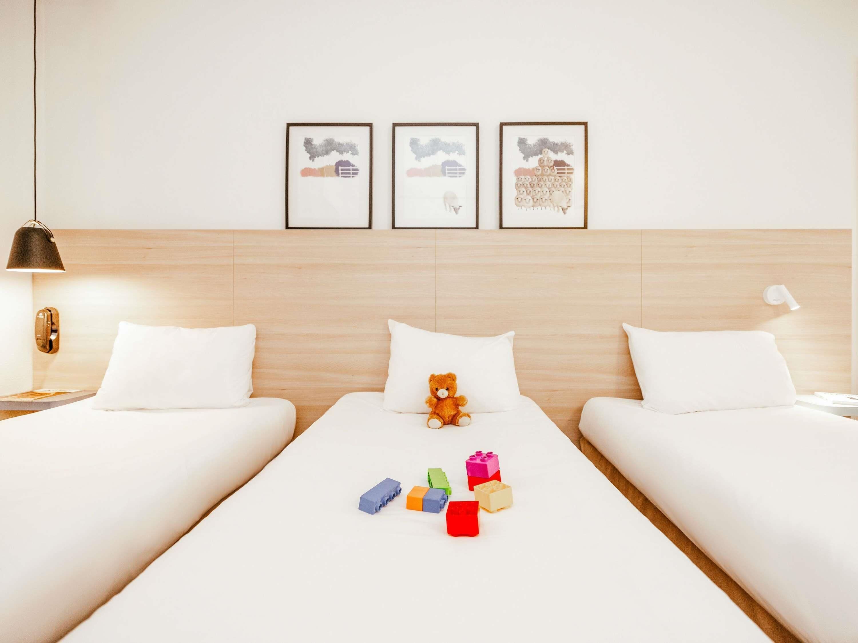 Camas com colchões pillow-top, cofres nos quartos, escrivaninha