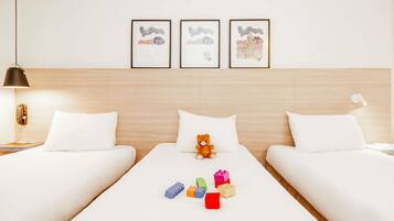 Colchones con pillow-top y caja de seguridad en la habitación