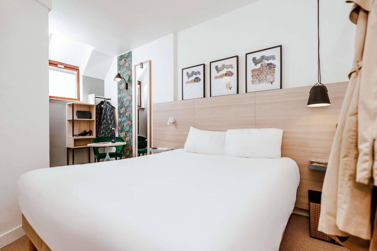 Kamar Double Standar, 1 Tempat Tidur Double | Bantalan ekstra lembut, brankas, meja kerja, dan tirai kedap cahaya