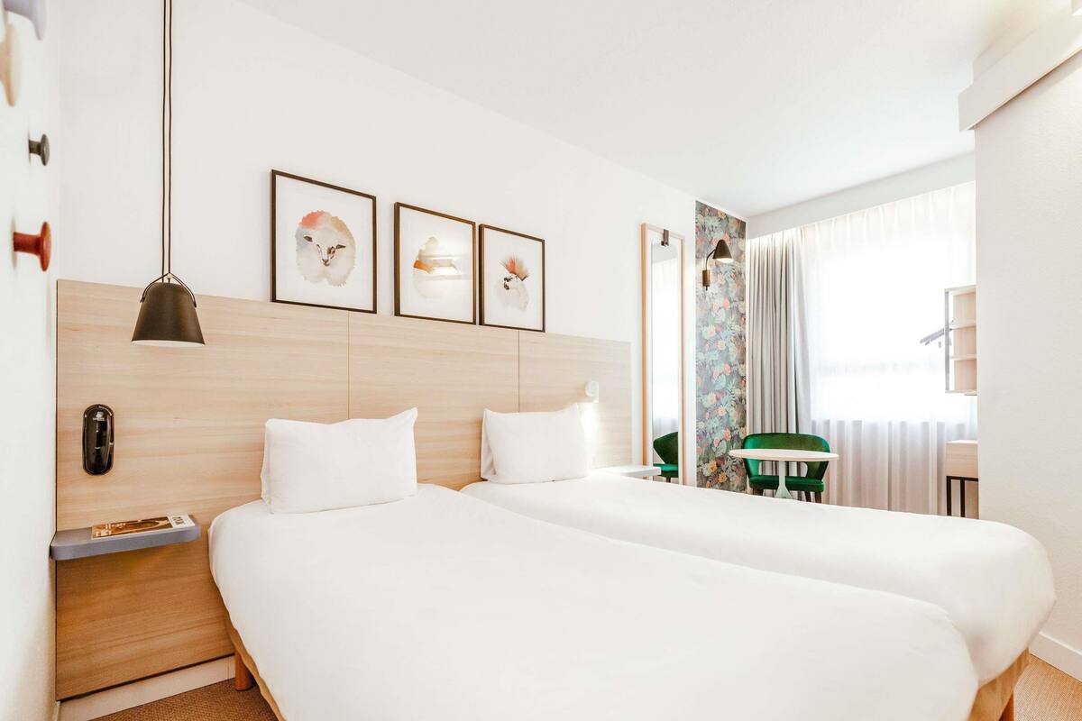 Kamar Standar, 2 Tempat Tidur Twin | Bantalan ekstra lembut, brankas, meja kerja, dan tirai kedap cahaya