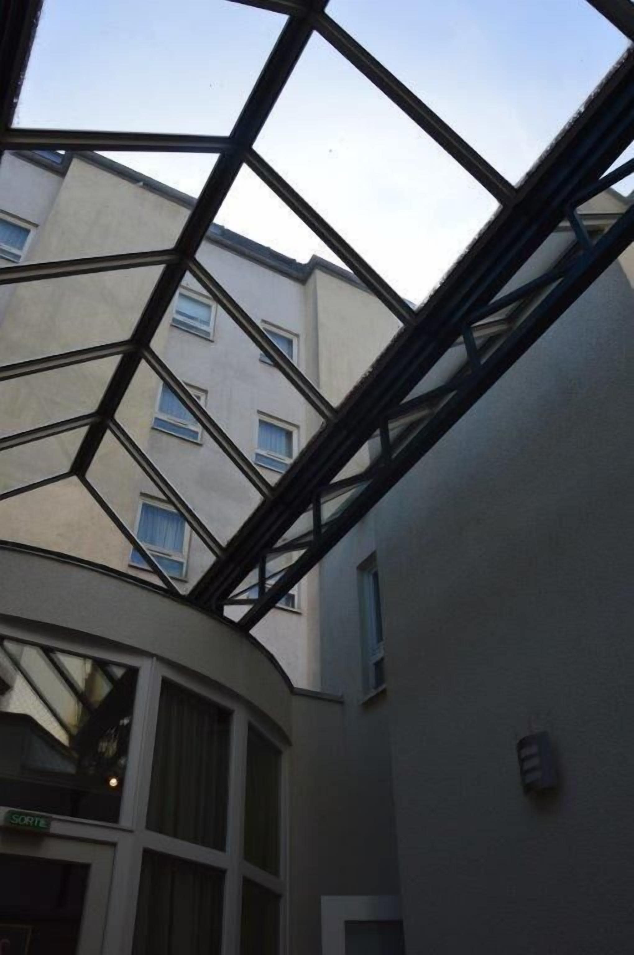 Ein Gebäude mit einer Glaskonstruktion und einem Fenster, auf dem 