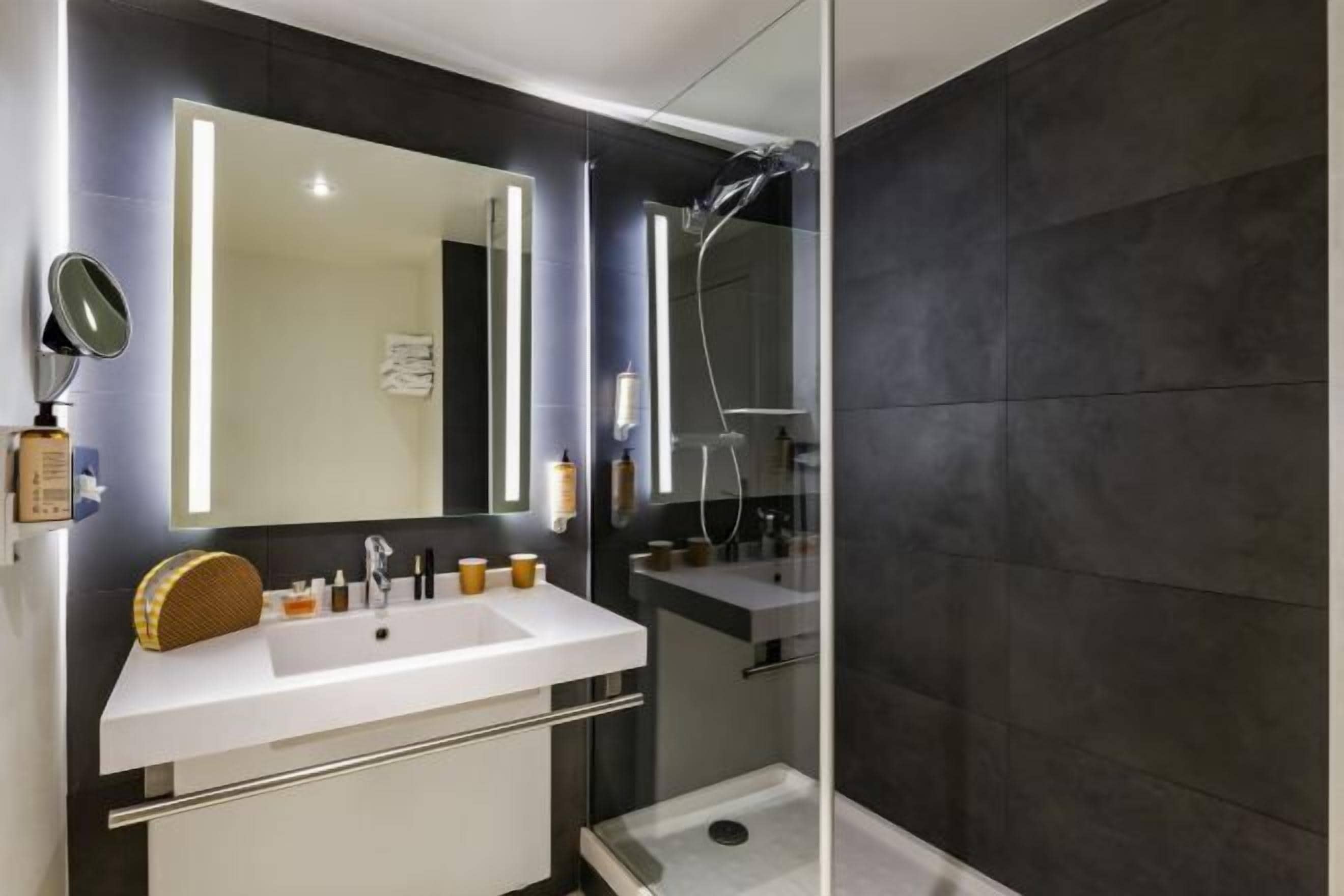 Artículos de higiene personal ecológicos, secador de pelo y toallas