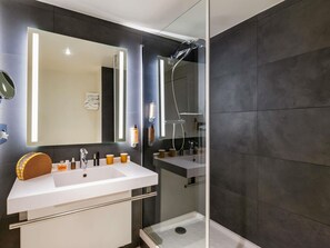 Hochwertige Bettwaren, Minibar, Zimmersafe, Schreibtisch