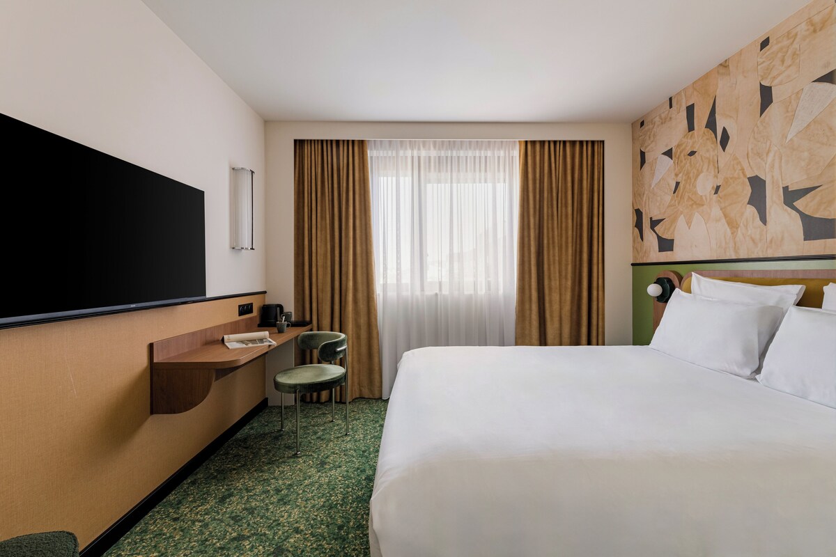 Premium bedding, in-room safe, desk, blackout drapes