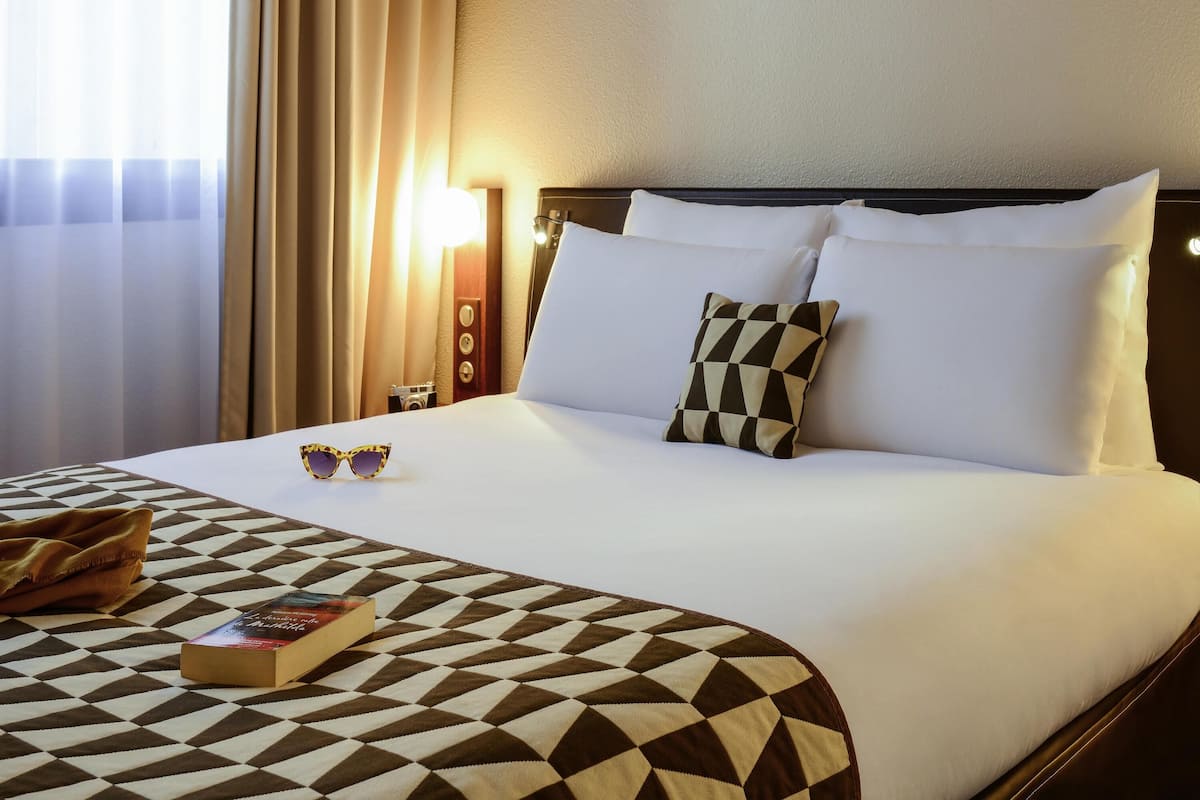 Peralatan tempat tidur premium, bar mini, peti besi dalam bilik, meja