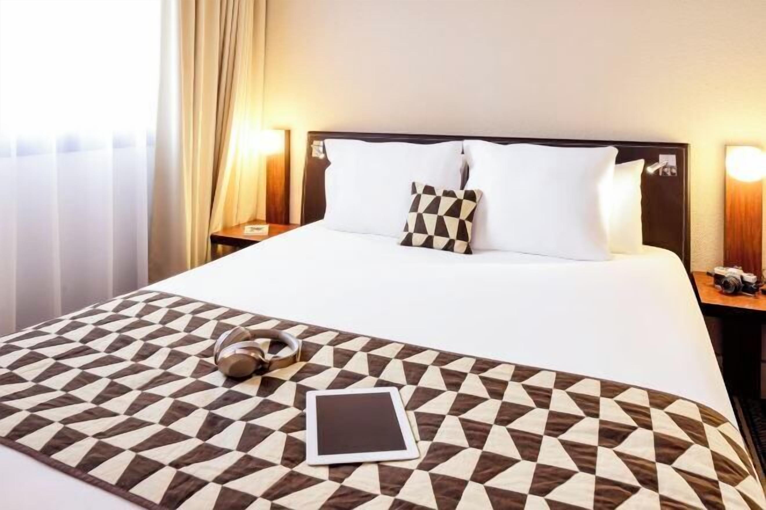 Ropa de cama de alta calidad, minibar, caja fuerte y escritorio