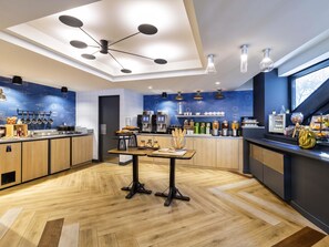 Una cocina moderna con armarios de madera, una isla central y diversos electrodomésticos y alimentos.