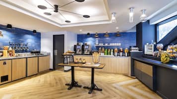 Desayuno buffet diario (EUR 19.5 por persona)