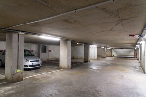 Parking sans voiturier (15 EUR par nuit)
