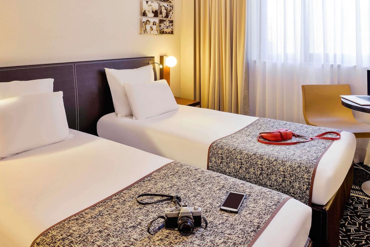 Classic Twin Room, 2 Katil Bujang (Single) | Peralatan tempat tidur premium, bar mini, peti besi dalam bilik, meja