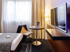 Roupas de cama premium, cofres nos quartos, escrivaninha