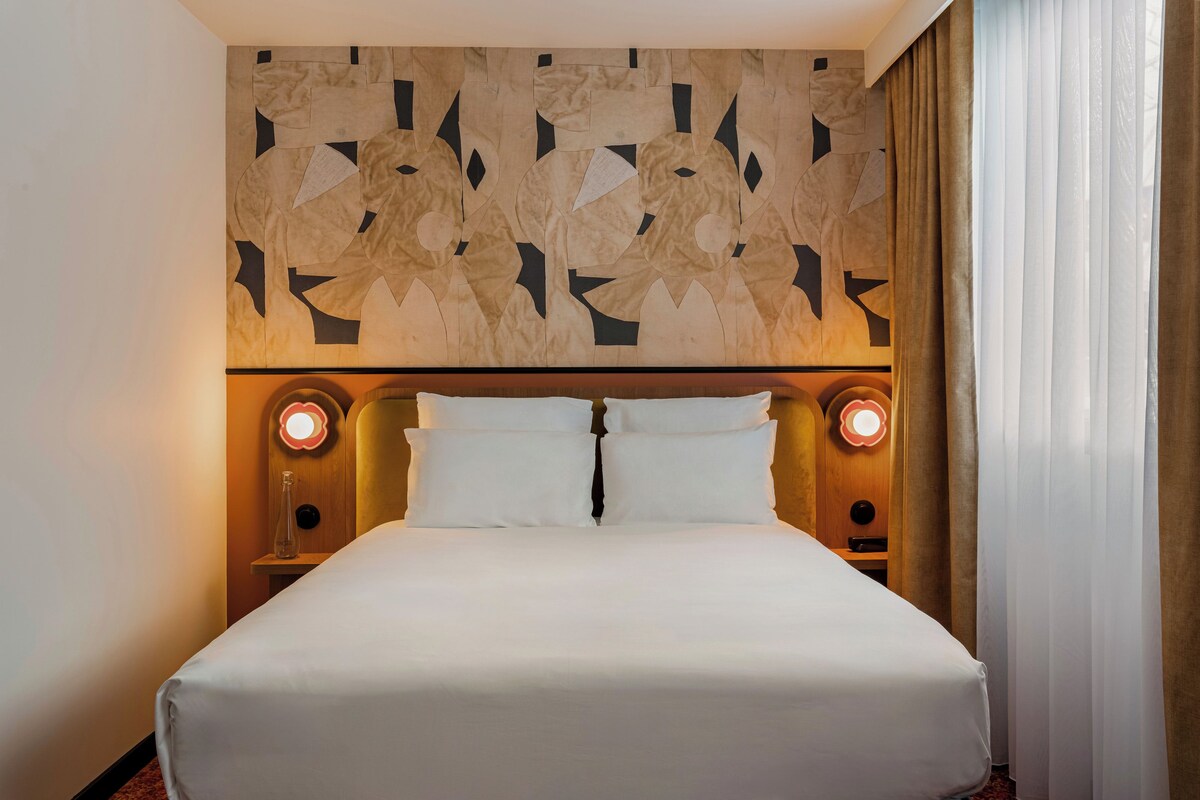 Privilege, Room, 1 Double Bed | Premium bedding, in-room safe, desk, blackout drapes