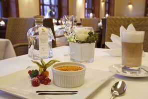 2 restaurantes; se sirve desayuno, almuerzo y cena; cocina alemana