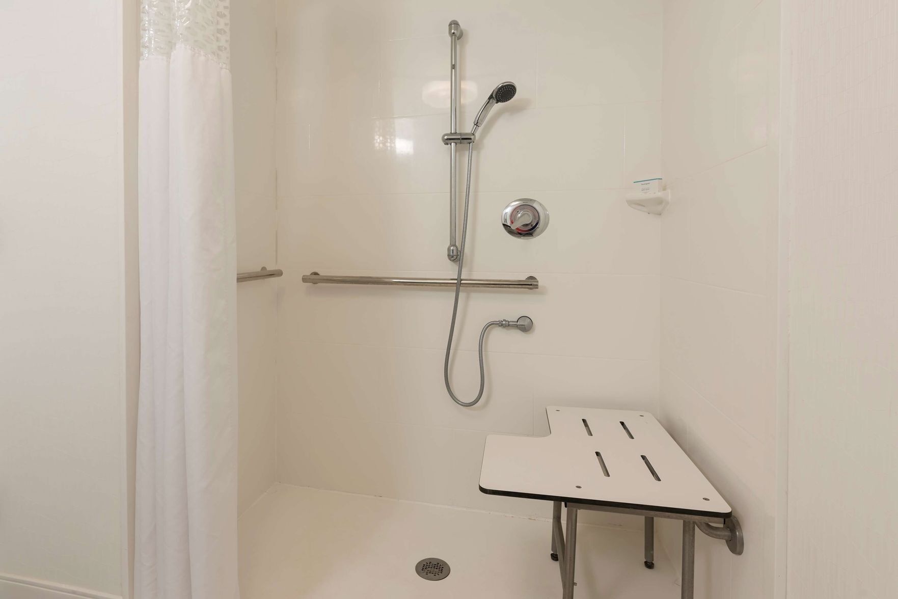 Bathroom | Combined shower/tub, free toiletries, hair dryer, towels