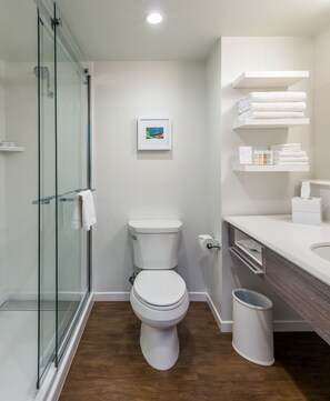 Standaard kamer, 1 kingsize bed | Badkamer | Een bad/douchecombinatie, gratis toiletartikelen, een haardroger