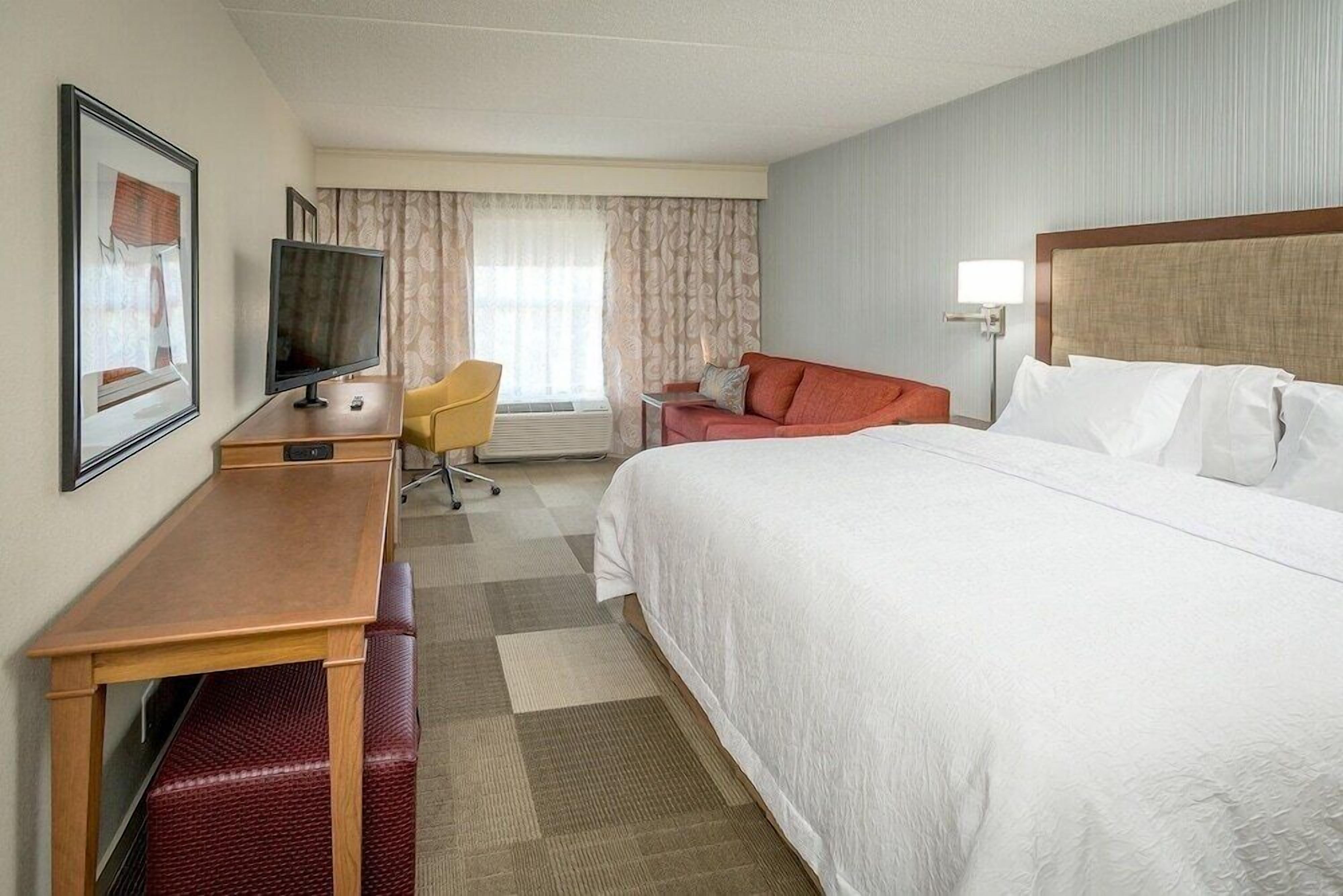Premium bedding, in-room safe, desk, blackout drapes