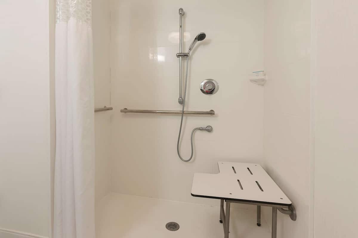 Room, 1 Double Bed, Accessible | Bathroom | Combined shower/bathtub, free toiletries, hair dryer, towels