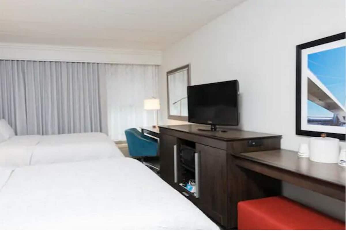 Premium bedding, in-room safe, desk, blackout drapes