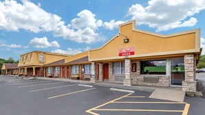 A motel with a parking lot and multiple rooms. - Econo Lodge Erlanger - Cincinnati Airport (Erlanger)