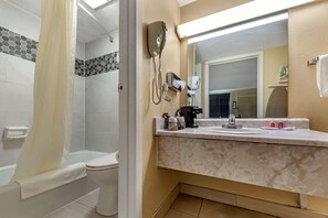 Habitación, 1 cama de matrimonio grande, accesible para personas con discapacidad, fumadores | Baño | Ducha y bañera combinadas y toallas