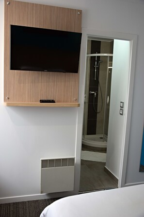 Desk, laptop workspace, free cots/infant beds, free WiFi - Contact Hotel Le Seino Marin (Cléon)