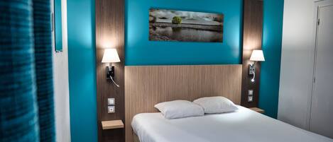 Escritorio, espacio para trabajar con laptop y cunas gratuitas