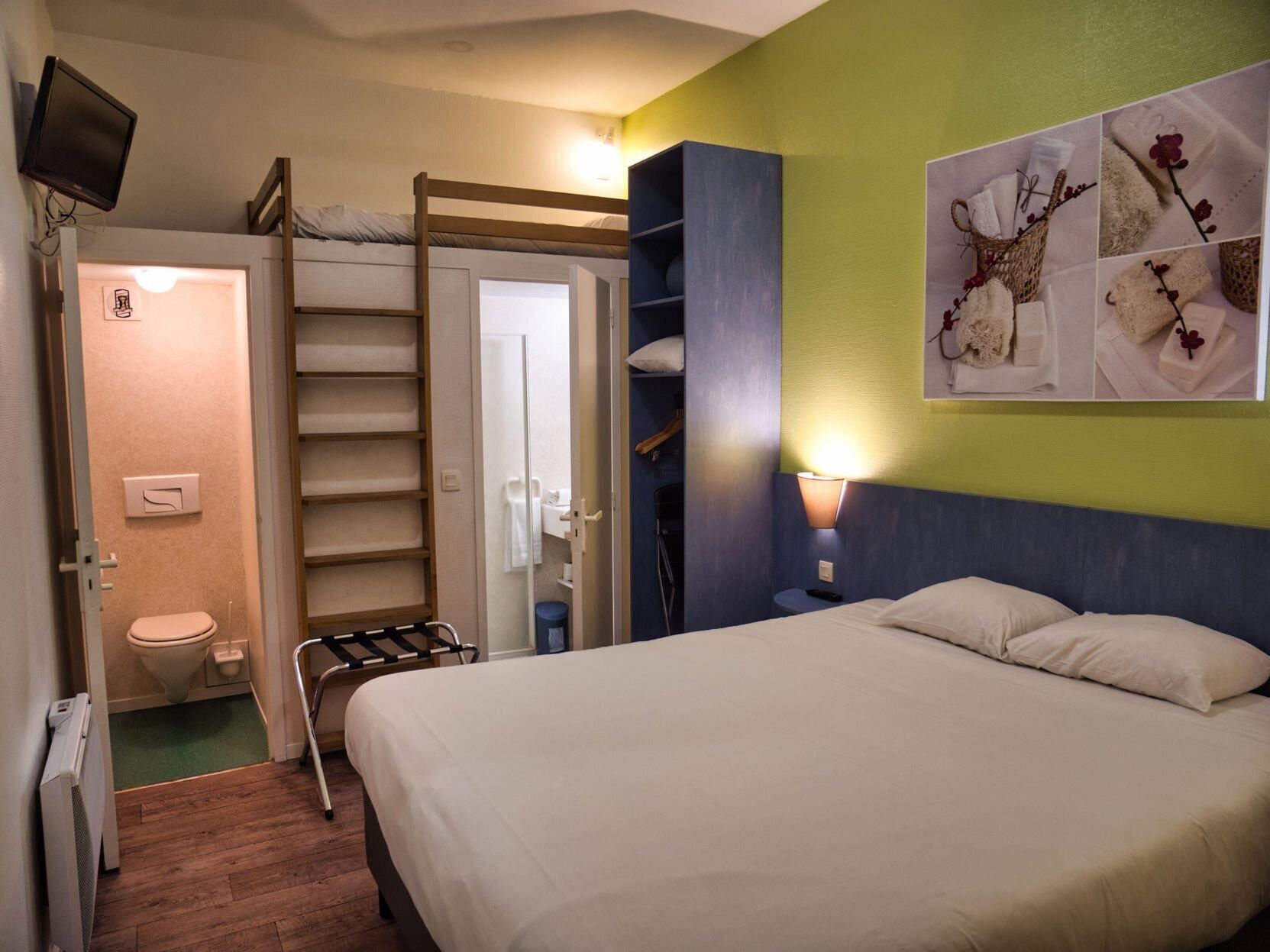 Desk, laptop workspace, free cots/infant beds, free WiFi