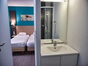 Twin Room | Bathroom | Shower, free toiletries, hair dryer, towels