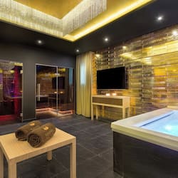 Couples treatment rooms, sauna, hot tub, steam room, Turkish bath