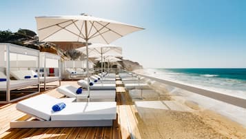 Am Strand, Liegestühle, Sonnenschirme, Strandtücher