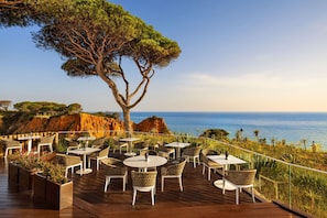 3 间酒吧/酒廊、3 间池畔酒吧、泳池酒吧、海滨酒吧