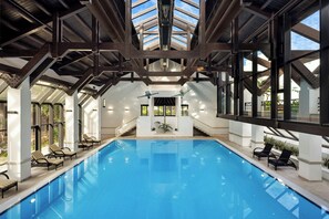 Innenpool, 8 Außenpools, Sonnenschirme, Liegestühle