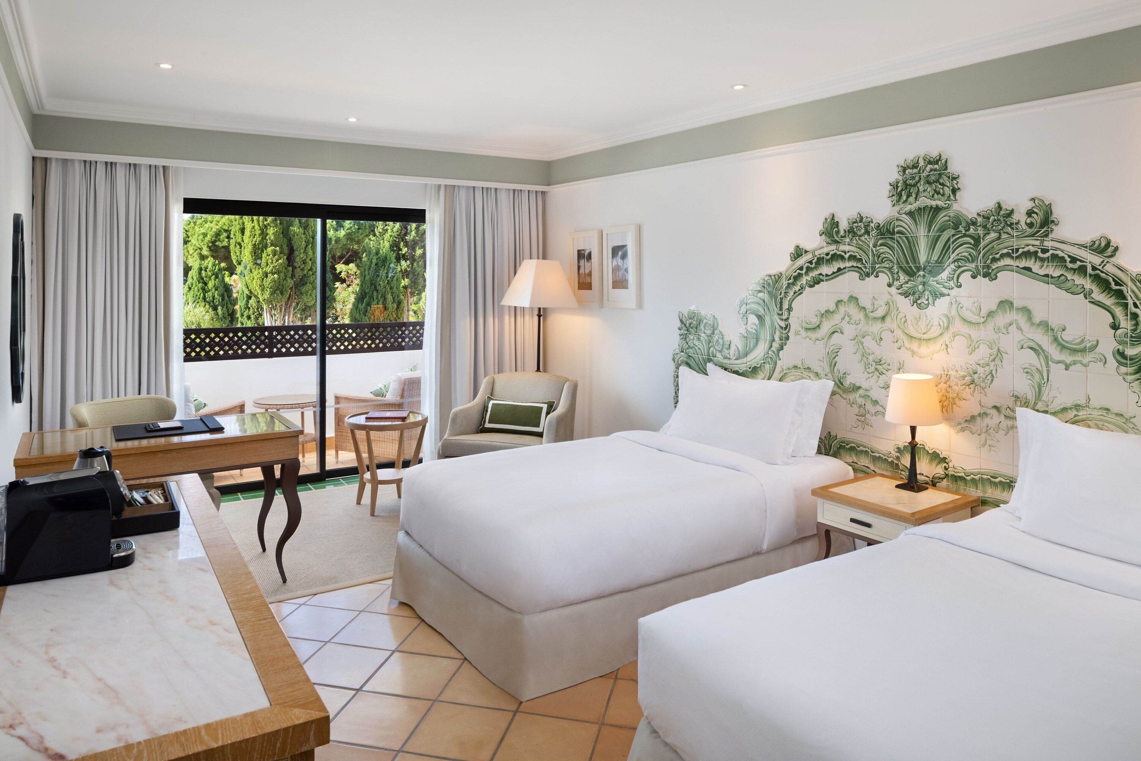 أغطية فراش متميزة وأسرّة بطبقة علوية مريحة وميني بار وخزنة داخل الغرفة