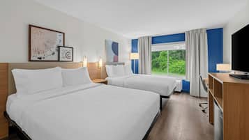 Chambre, 2 grands lits | Bureau, espace de travail pour ordinateurs portables