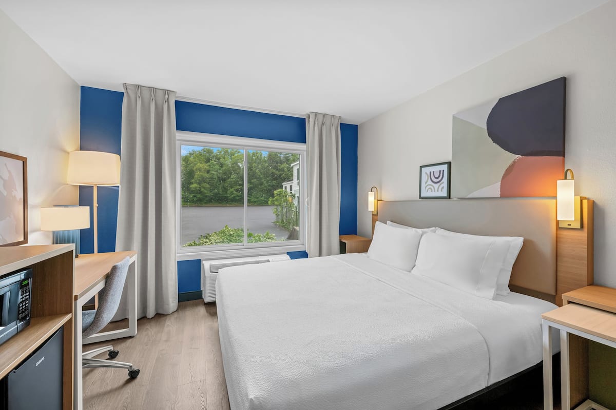 Room, 1 King Bed with Sofa bed | Desk, laptop workspace, blackout drapes, iron/ironing board