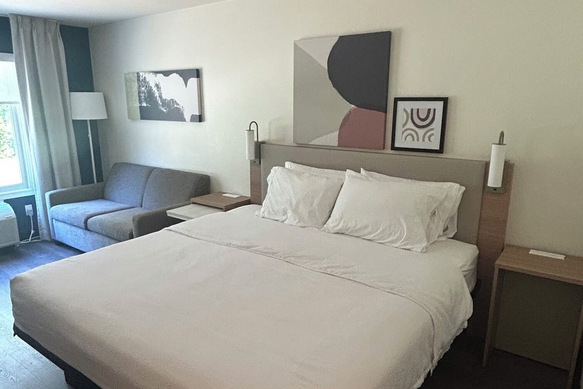 Habitación, 1 cama King size y sofá cama | Camas con pillow-top, escritorio y espacio para trabajar con laptop