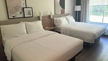 客房, 2 张大床 | 加厚床垫、办公桌、笔记本电脑工作区、遮光窗帘