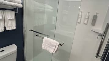 Combined shower/tub, free toiletries, hair dryer, towels