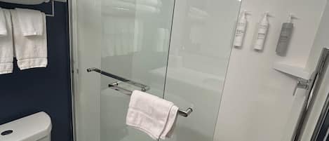 Duschwanne, kostenlose Toilettenartikel, Haartrockner, Handtücher